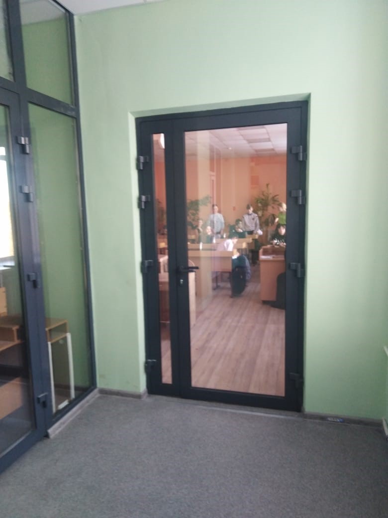 Остекление дверных проемов школы