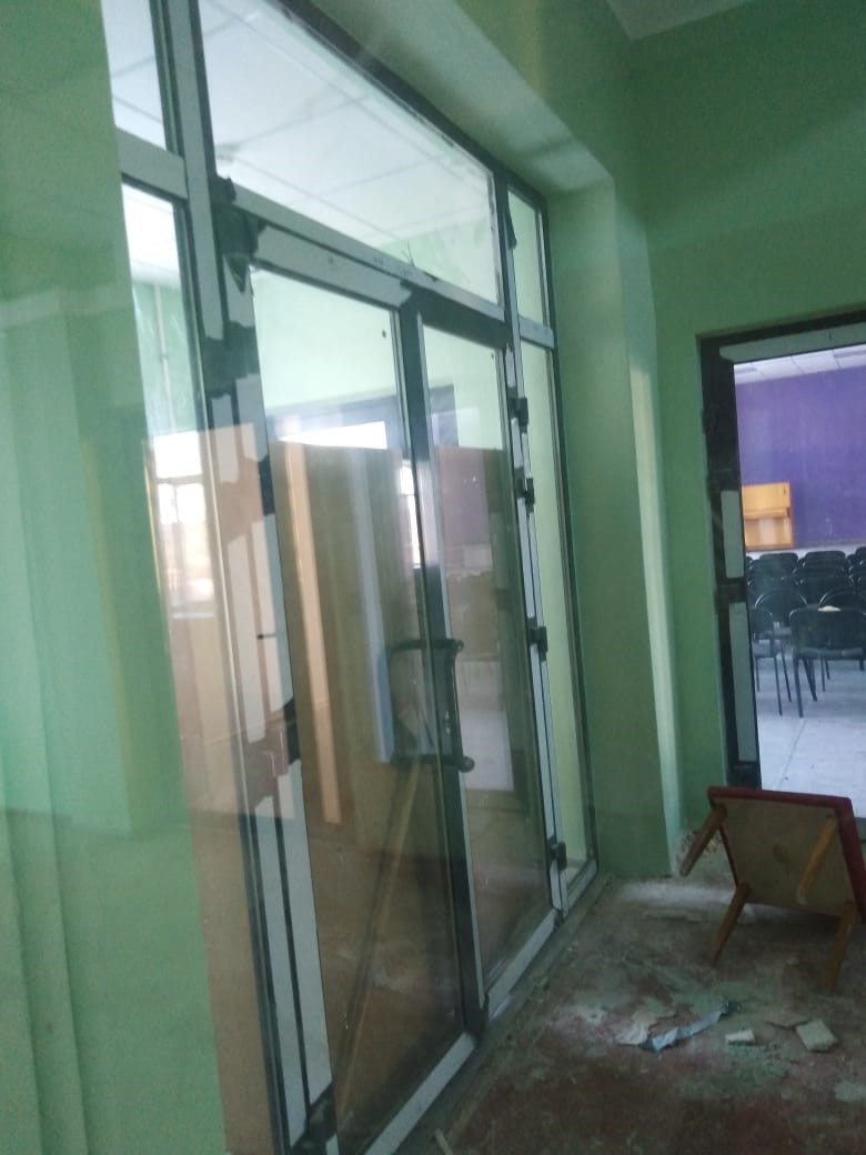 Остекление дверных проемов школы