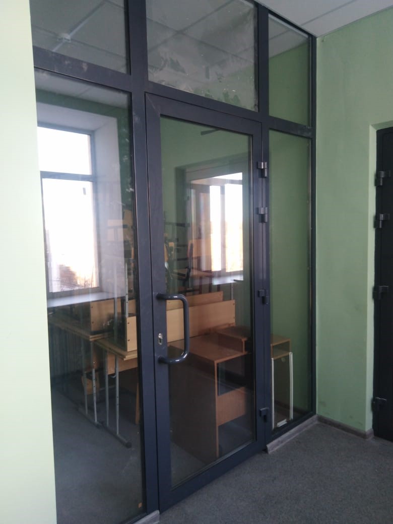 Остекление дверных проемов школы